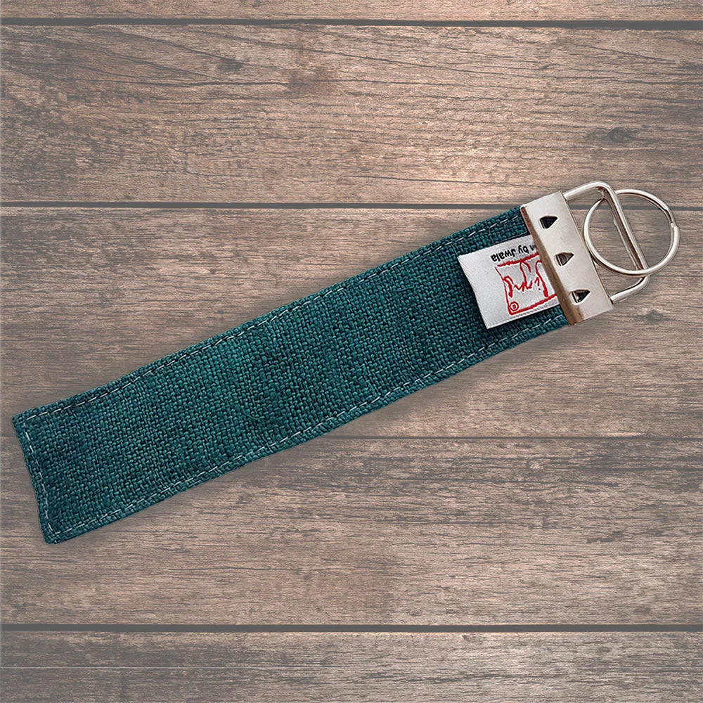 Handgemachter Taschenbaumler „Ich sehe dich“ in Dunkelgrün, besondere Geschenkidee aus Tirol, stilvolles Accessoire mit inspirierender Botschaft