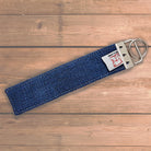 Handgemachter Schlüsselanhänger Jeansblau – Designer Taschenanhänger mit Botschaft