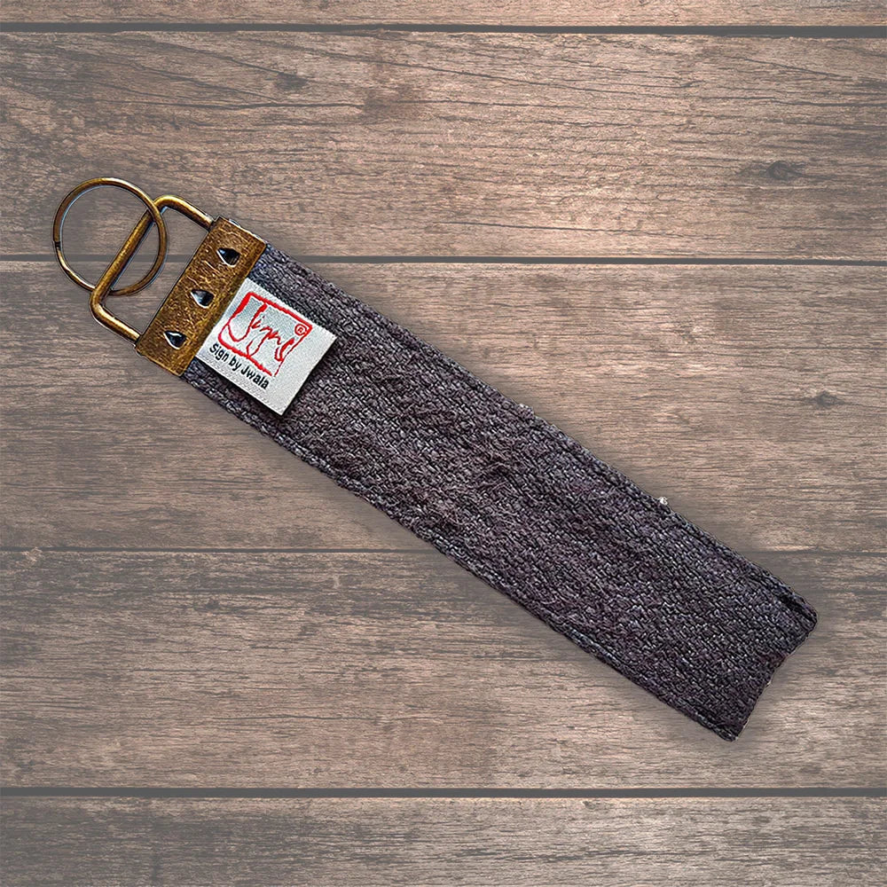 Handgemachter Schlüsselanhänger Anthrazit/Gelb – Designer Taschenbaumler mit Botschaft