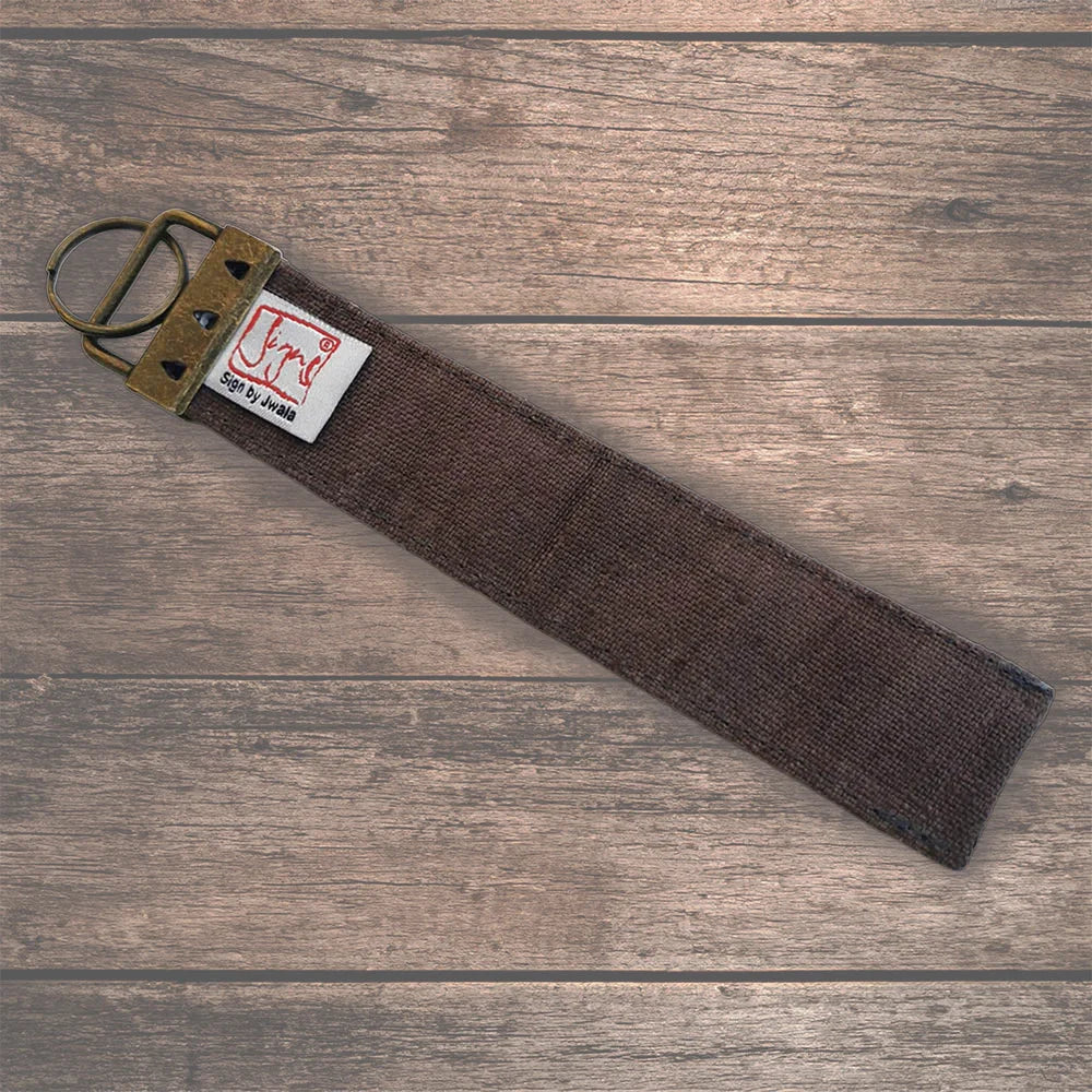 Handgemachter Schlüsselanhänger Braun – Designer Taschenanhänger mit Botschaft