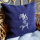 Graublaue Kissenhülle „Alles ist gut“ aus handgewebtem Vintage-Bauernleinen, 40x40 cm, als edles Deko-Unikat auf einem hellen Sofa arrangiert