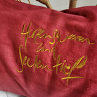 Handgefertigte Kissenhülle „Herzenswarm und Seelentief“ – hochwertiges Wohnaccessoire aus Bauernleinen online bestellen bei SignShop.Tirol