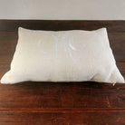 Handgefertigte Kissenhülle „Stille“, Vintage-Bauernleinen, beige, bestickt, 60x40 cm – SignShop Tirol