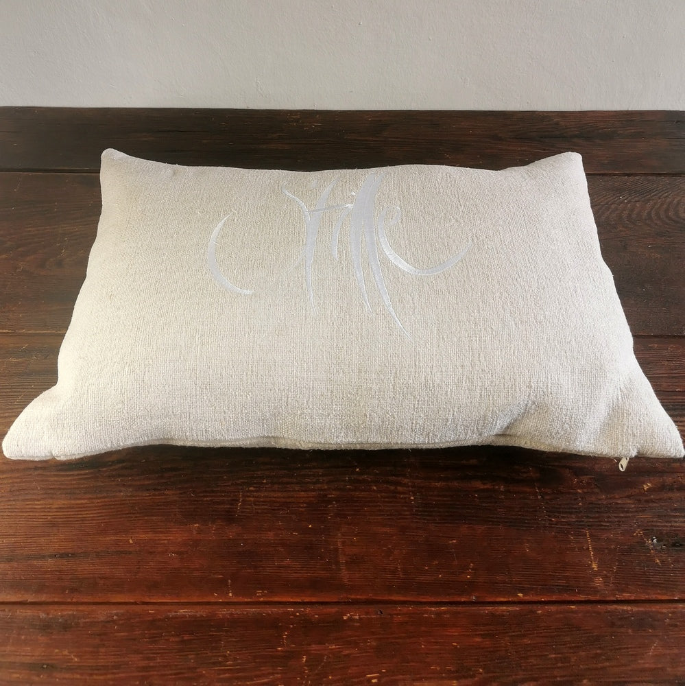 Handgefertigte Kissenhülle „Stille“, Vintage-Bauernleinen, beige, bestickt, 60x40 cm – SignShop Tirol