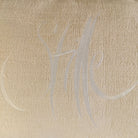 Das edle, naturfarbene Bauernleinen und die feine Stickerei „Stille“ machen diese Kissenhülle zu einem außergewöhnlichen Lieblingsstück für dein Zuhause.