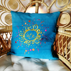 Tiroler Designer-Kissenhülle „Liebe/Ornament“ – edles Dekokissen mit Gold-Kupfer-Pink-Verlauf