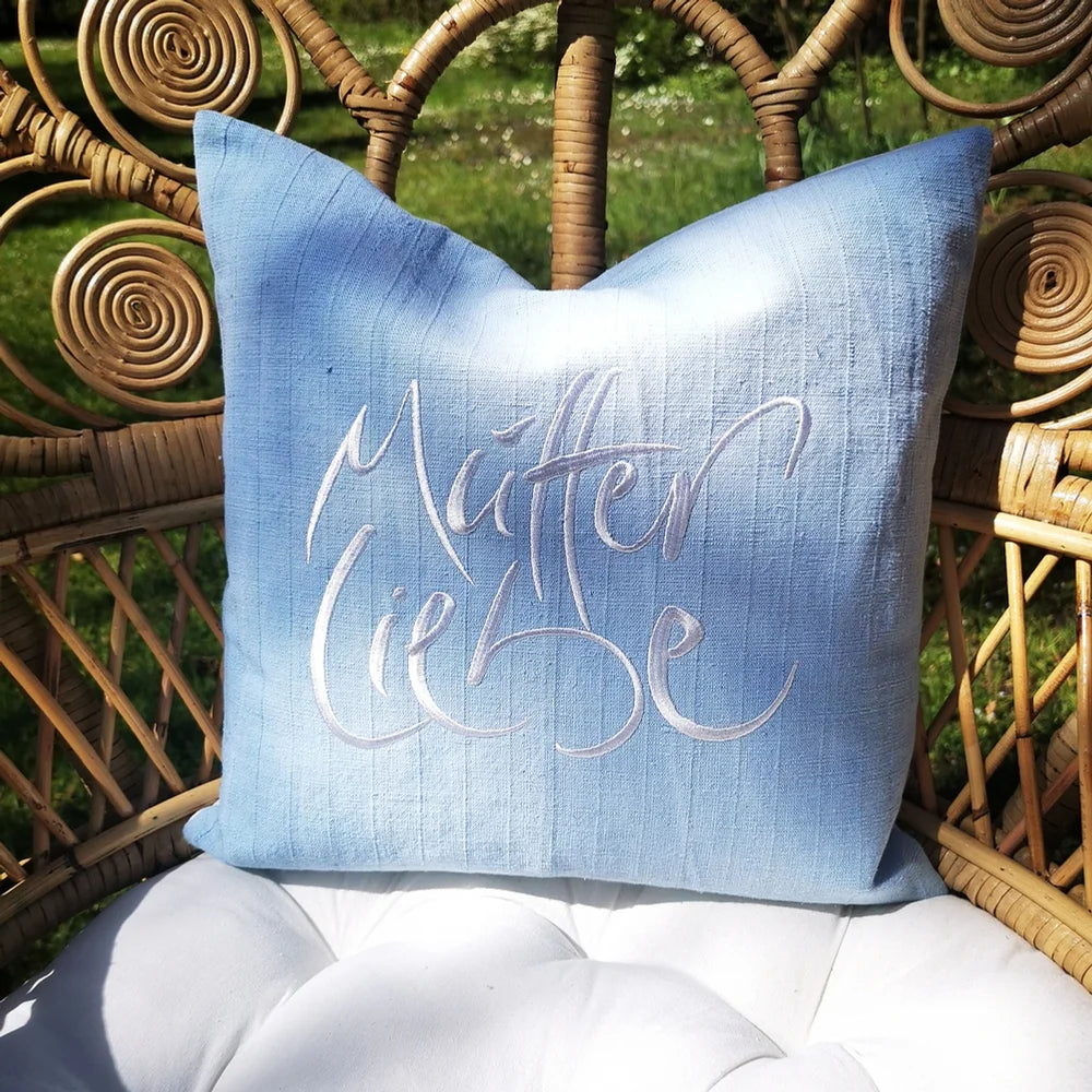 Tiroler Designer-Kissenhülle „MutterLiebe“ – edles Dekokissen für anspruchsvolle Interiors