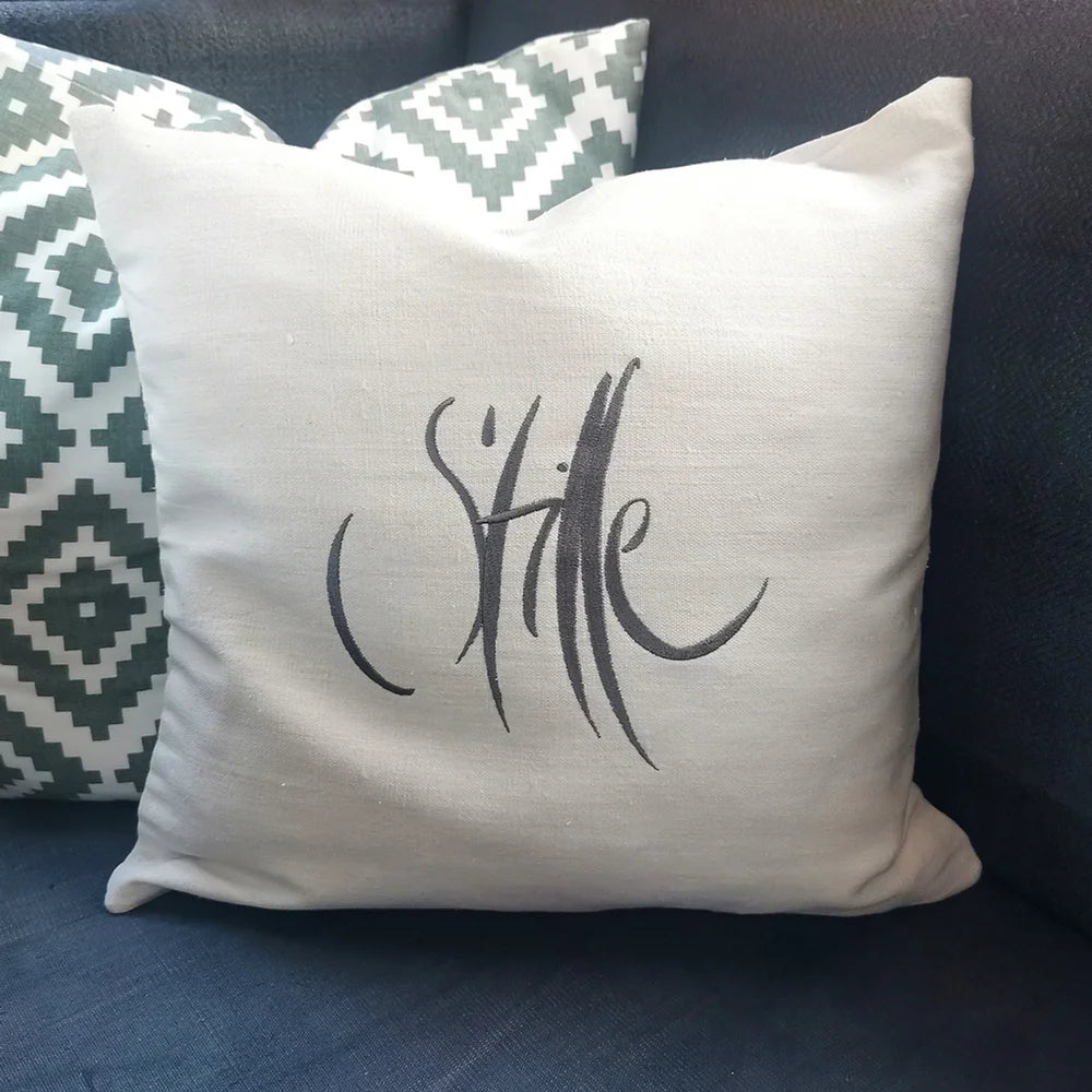 Cremefarbene Kissenhülle „Stille“ aus handgewebtem Vintage-Bauernleinen, 40x40 cm, dekoriert auf einem Sofa als ruhiger Deko-Akzent