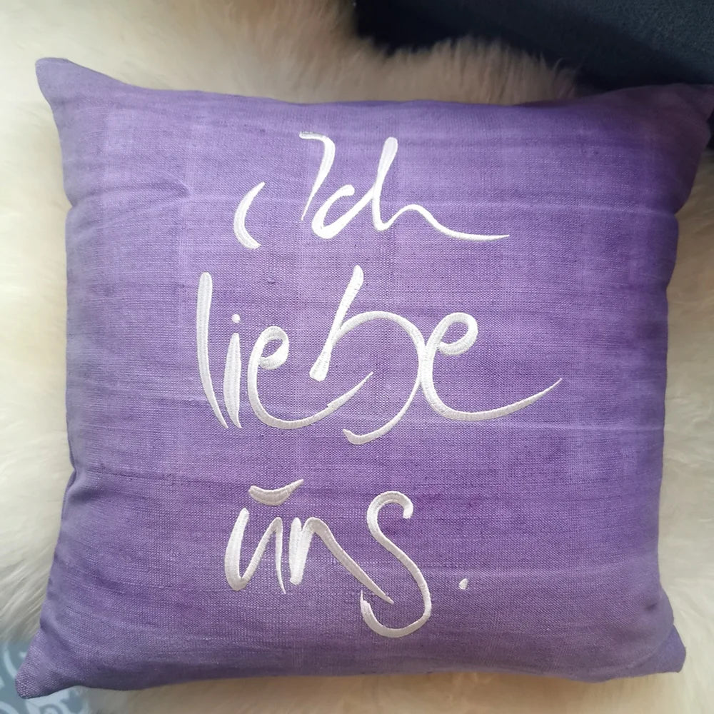 Flach liegende Kissenhülle „Ich liebe uns“ in Hellviolett, 40x40 cm, mit Reißverschluss, präsentiert als limitierte Edition aus Tirol