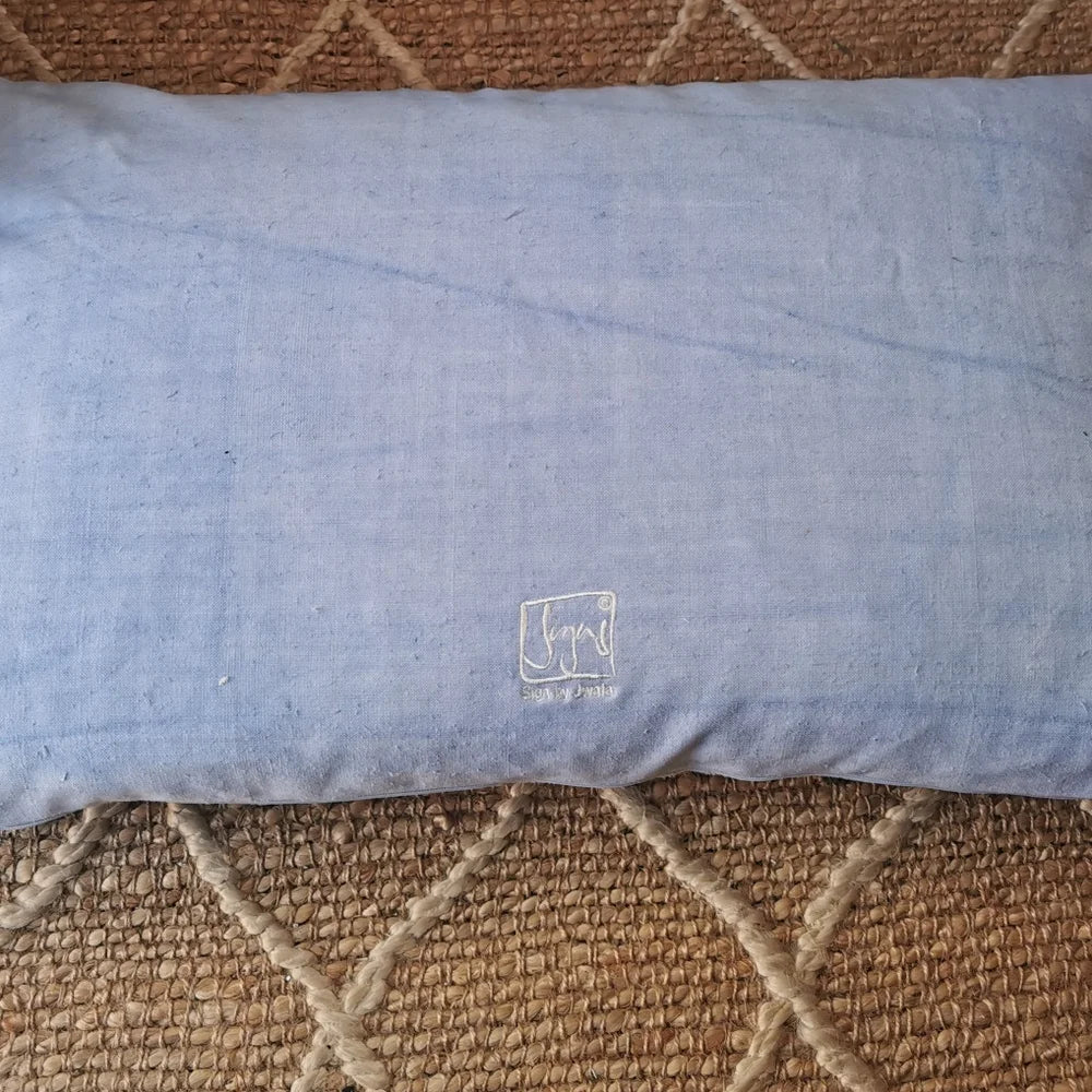 Hellblaue Kissenhülle „Zusammen sind wir genial“ aus handgewebtem Vintage-Bauernleinen, 59x38 cm, als edles Deko-Unikat auf einem Sofa arrangiert