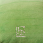 handgefertigter Sitzpolsterbezüge aus Bauernleinen, oben das hellgrüne Unikat mit „Liebe/Ornament“-Stickerei, symbolisiert exklusive Deko ohne Massenware