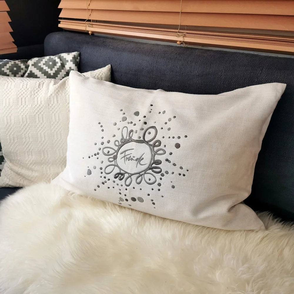 Naturfarbene Kissenhülle „Freude/Ornament“ aus handgewebtem Vintage-Bauernleinen, 60x40 cm, dekoriert auf einem Sofa als edles Deko-Unikat