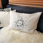 Naturfarbene Kissenhülle „Freude/Ornament“ aus handgewebtem Vintage-Bauernleinen, 60x40 cm, dekoriert auf einem Sofa als edles Deko-Unikat
