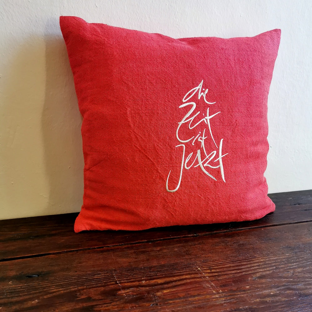 Dieses besondere Zirbenkissen, liebevoll aus antikem Bauernleinen gefertigt und mit „Die Zeit ist Jetzt“ bestickt, bringt natürliche Heilkraft, Wärme und Lebensfreude in dein Zuhause – ideal für gesunden Schlaf und achtsame Momente.