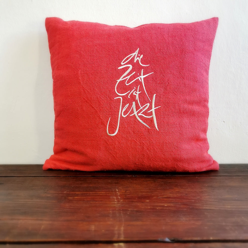 Genieße mit diesem handgefertigten Zirbenkissen aus leuchtend rotem Bauernleinen ein Stück Tiroler Tradition, das durch seine inspirierende Botschaft und die gesunde Zirbenfüllung für Wohlbefinden und Entspannung steht.