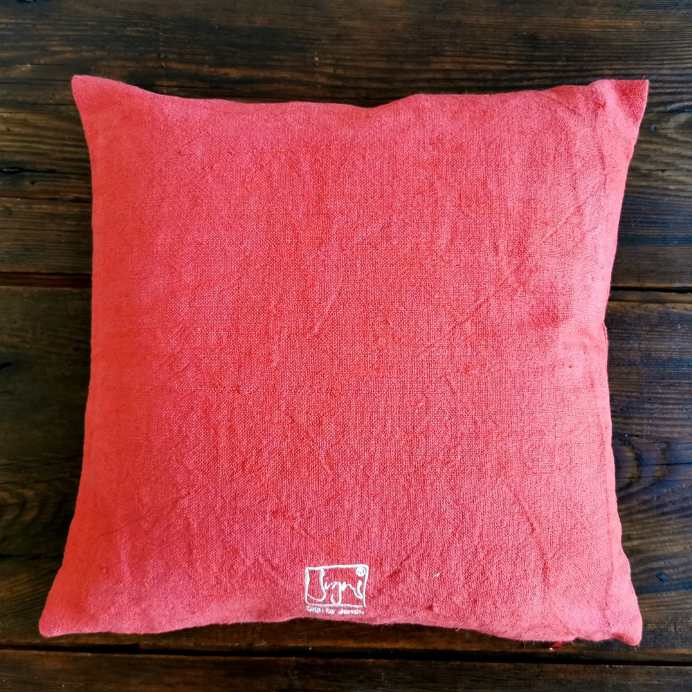 Das Zirbenkissen „Die Zeit ist Jetzt“ ist nicht nur ein stilvoller Blickfang, sondern auch ein gesundes Naturprodukt, das mit seiner liebevollen Handarbeit, einzigartigen Stickerei und limitierter Auflage zu deinem ganz persönlichen Lieblingsstück wird.