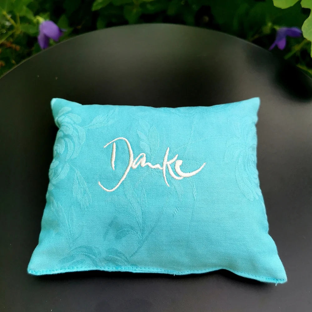 Wohlduftende Deko mit Zirbe – handgefertigtes Zirbenkissen „Danke“ 18x14 cm