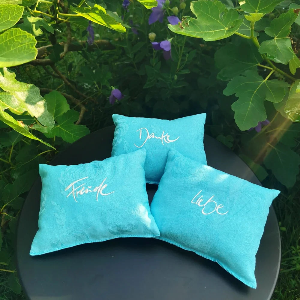 Zirbenkissen „Liebe“ – Duftkissen mit Stickerei als exklusives Wohnaccessoire