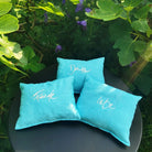 Zirbenkissen „Liebe“ – Duftkissen mit Stickerei als exklusives Wohnaccessoire