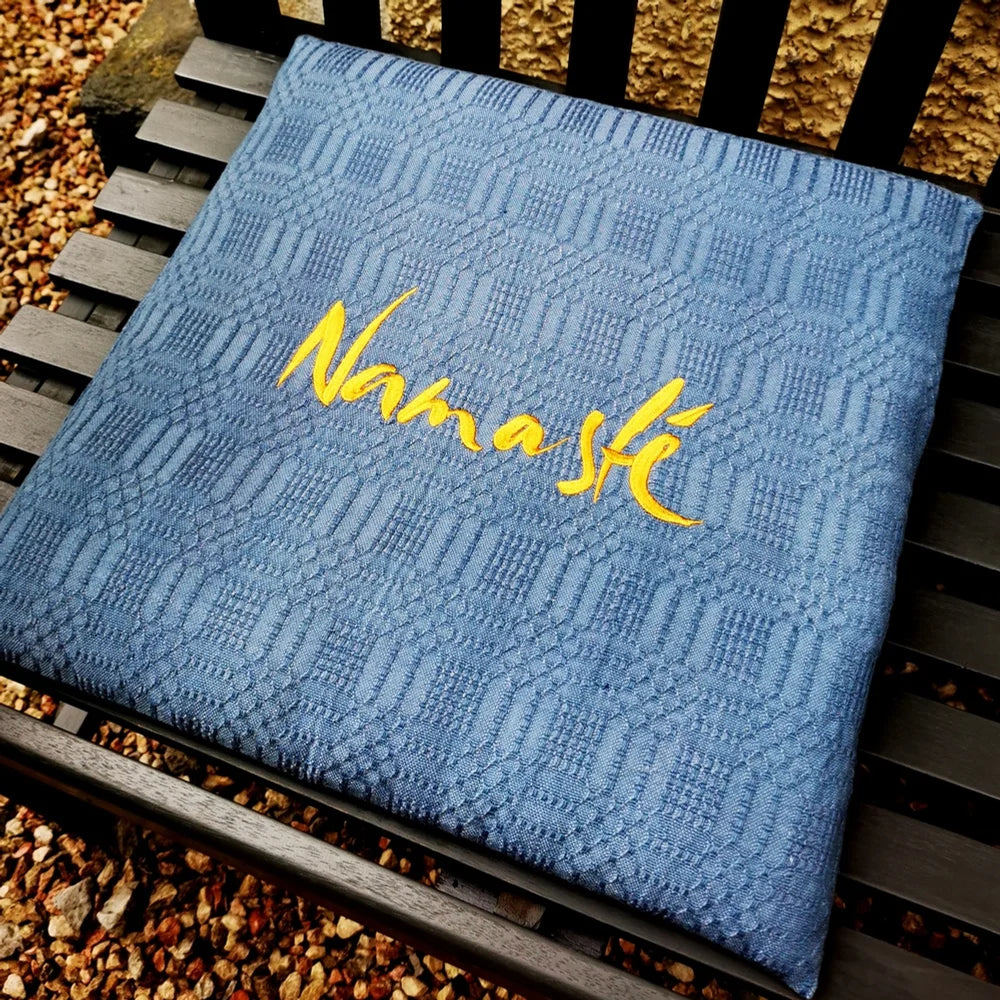 Flachkissen „Namasté“ aus Vintage-Bauernleinen – handgefertigtes blaues Sitzkissen aus Tirol, ideal als stilvolles Meditations- und Bodenkissen für dein achtsames Zuhause