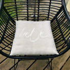 Handbesticktes Leinenkissen „Liebe“ – exklusives Zier- und Sitzkissen aus Vintage-Bauernleinen