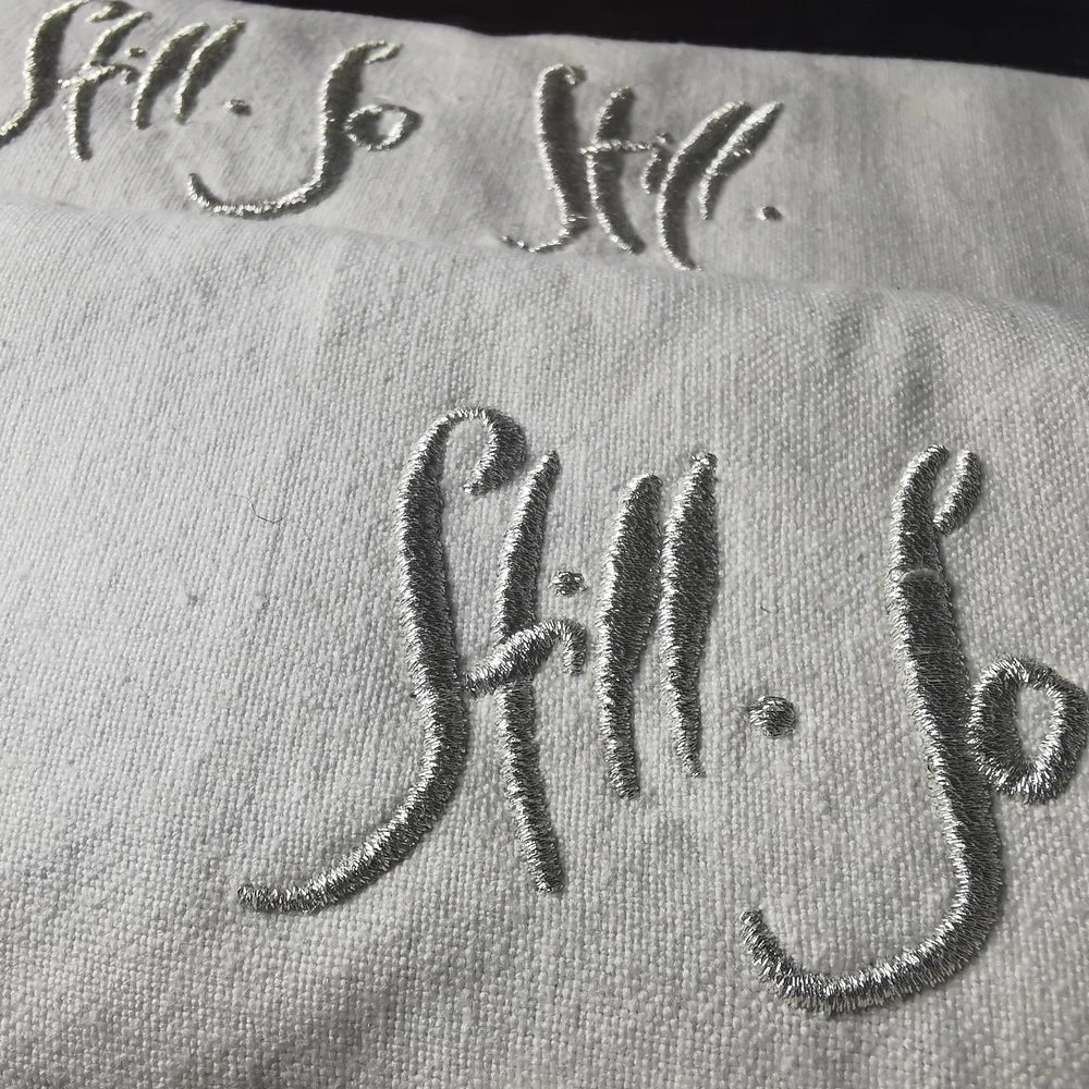 Meditationskissen „Still. So Still“ mit silberner Stickerei