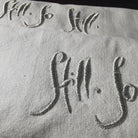 Meditationskissen „Still. So Still“ mit silberner Stickerei