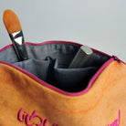 Kosmetiktasche mit inspirierender Sign Stickerei in Pink