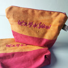 Farbige Kosmetiktasche mit inspirierender Stickerei in Magenta