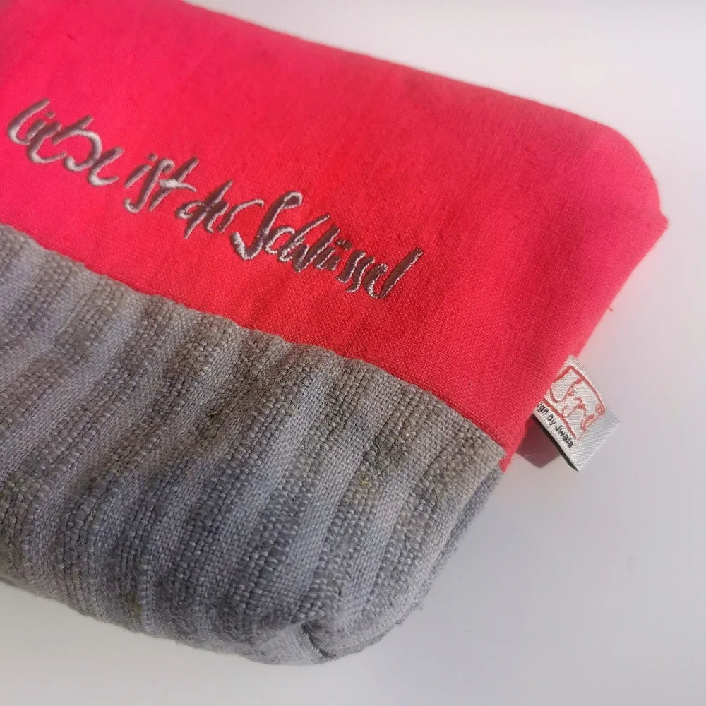 Kosmetiktasche aus handgefärbtem Bauernleinen mit Sign Stickerei