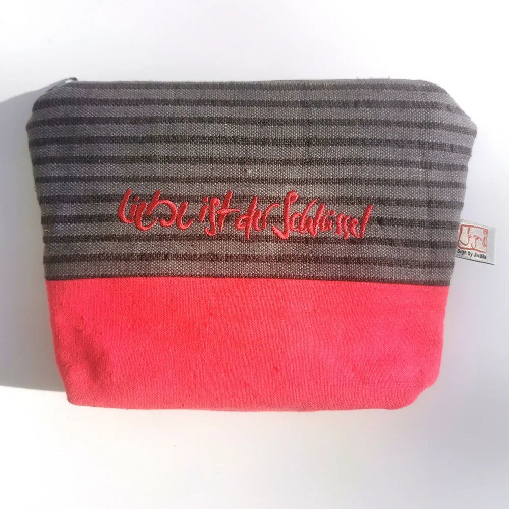 Graue Kosmetiktasche mit inspirierender Stickerei in Magenta