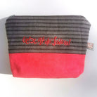 Graue Kosmetiktasche mit inspirierender Stickerei in Magenta