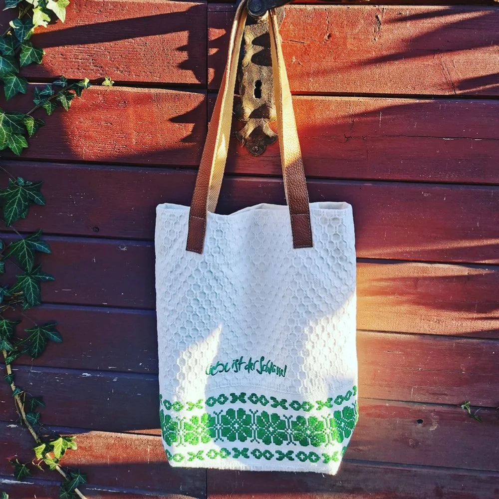 Spirituelle Schultertasche aus Bauernleinen mit grüner Stickerei