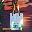 Spirituelle Schultertasche aus Bauernleinen mit grüner Stickerei