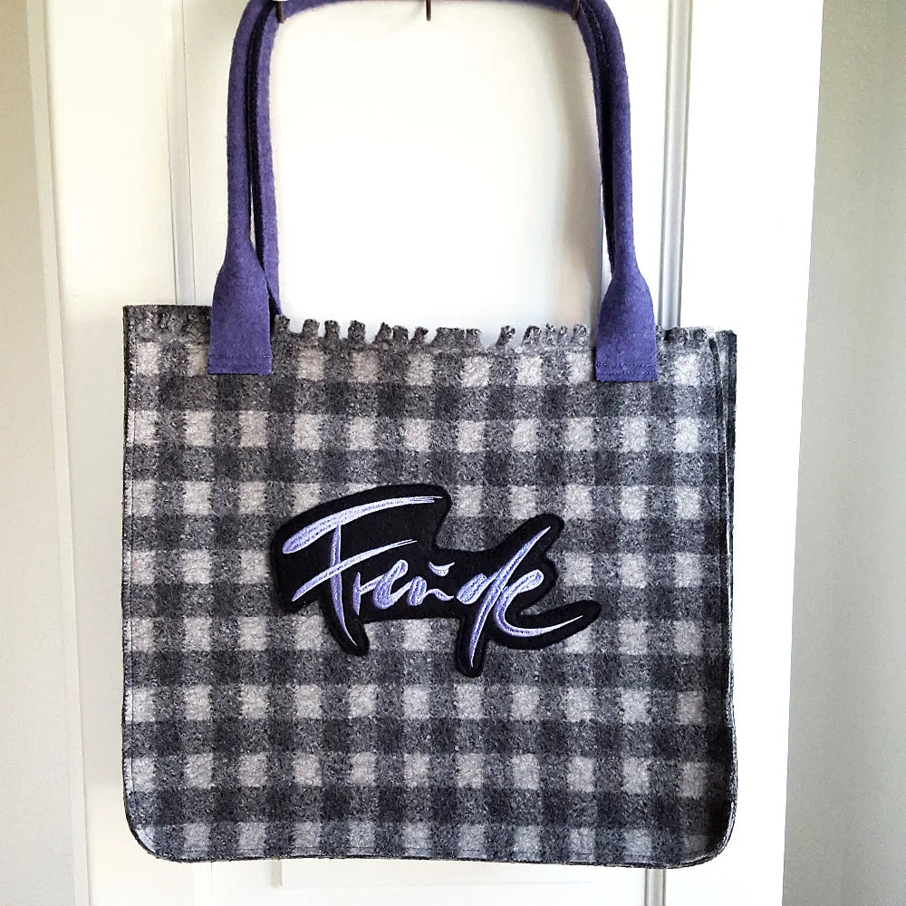 Handgemachte karierte Stofftasche in Lila mit liebevoller „Freude“ Stickerei und herausnehmbarer Innentasche