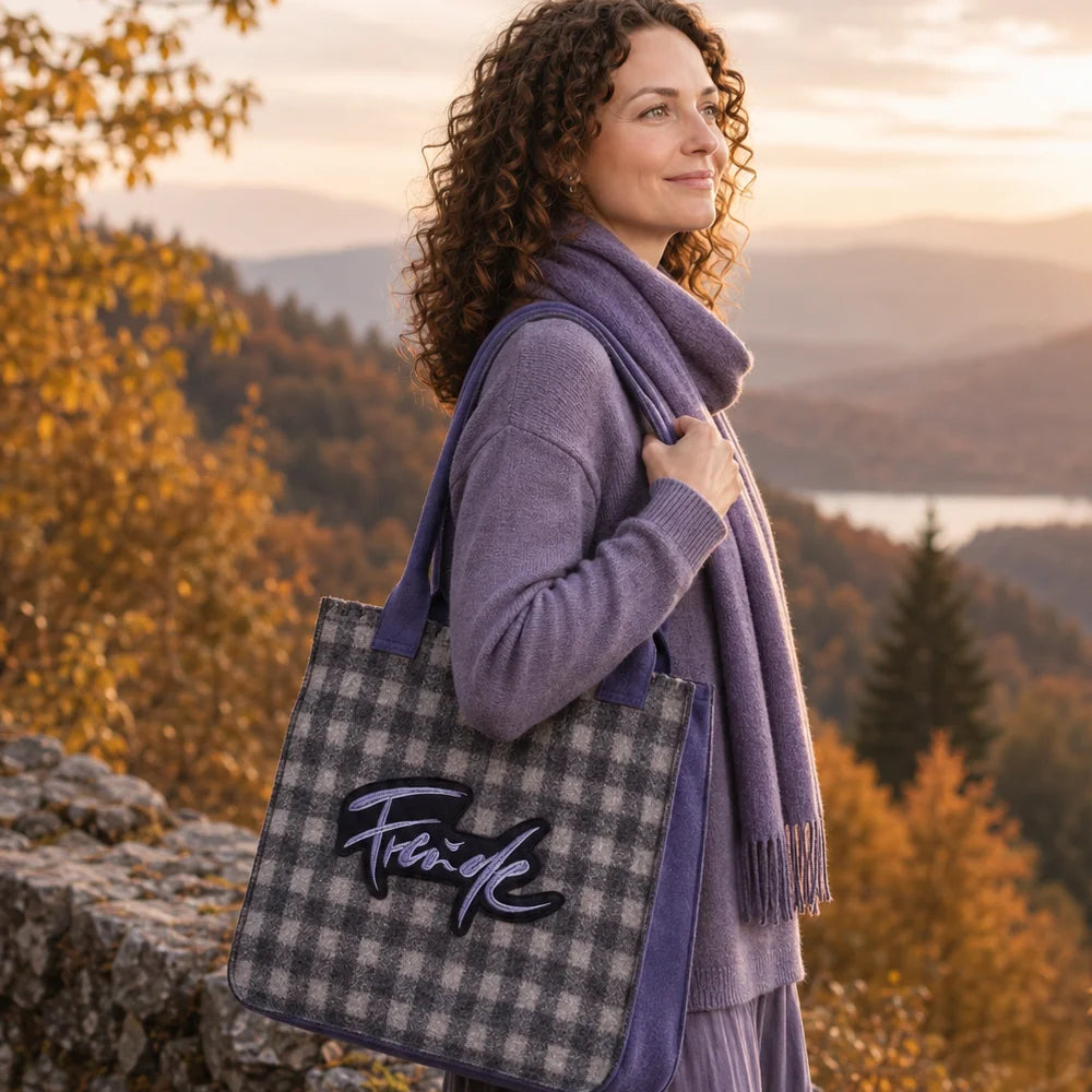 Handgemachte Karo Stofftasche in Lila mit „Freude“ Stickerei und herausnehmbarer Innentasche