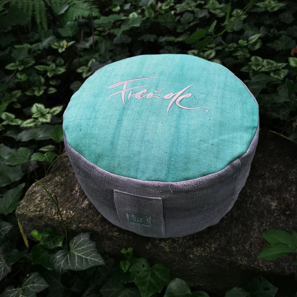 Designer Yoga Kissen „Stille Freude“ – ergonomisches Meditationskissen bestellen