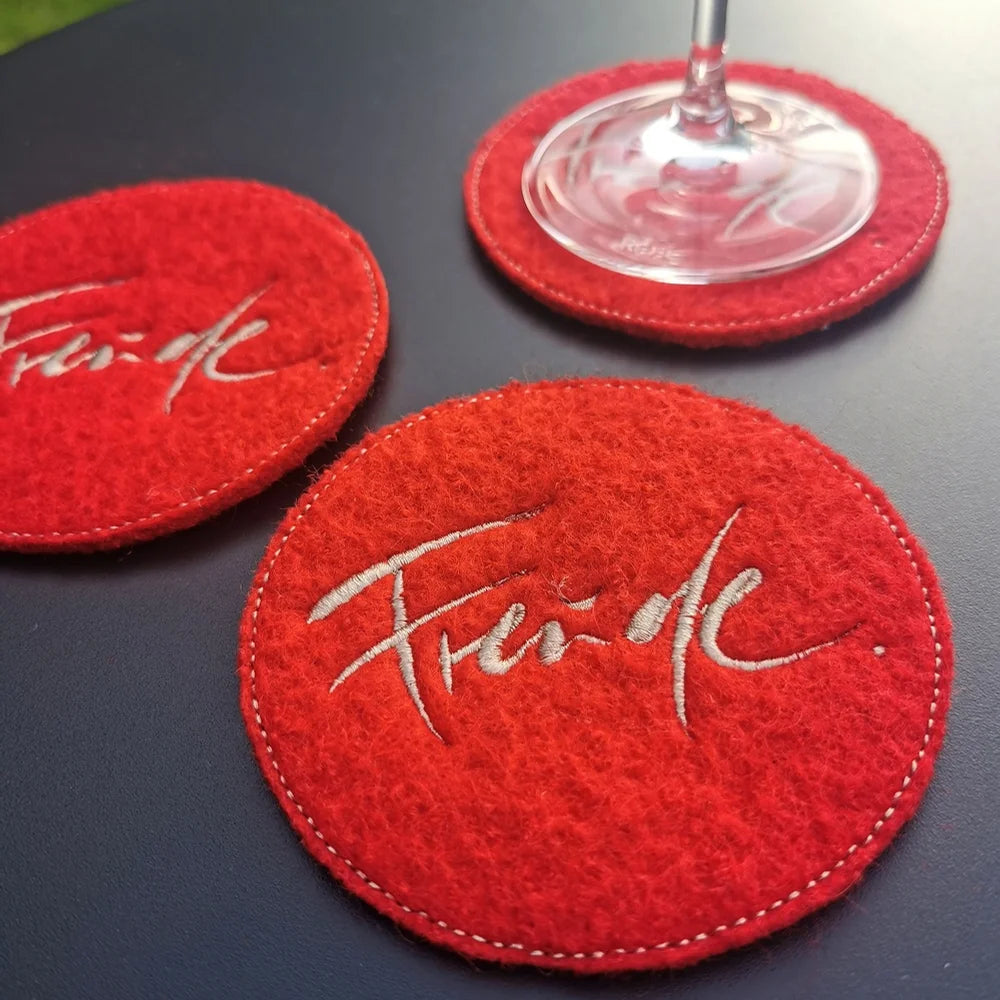Sign-Glasuntersetzer „Freude“ – leuchtend rote Wolluntersetzer für hochwertige Gläser