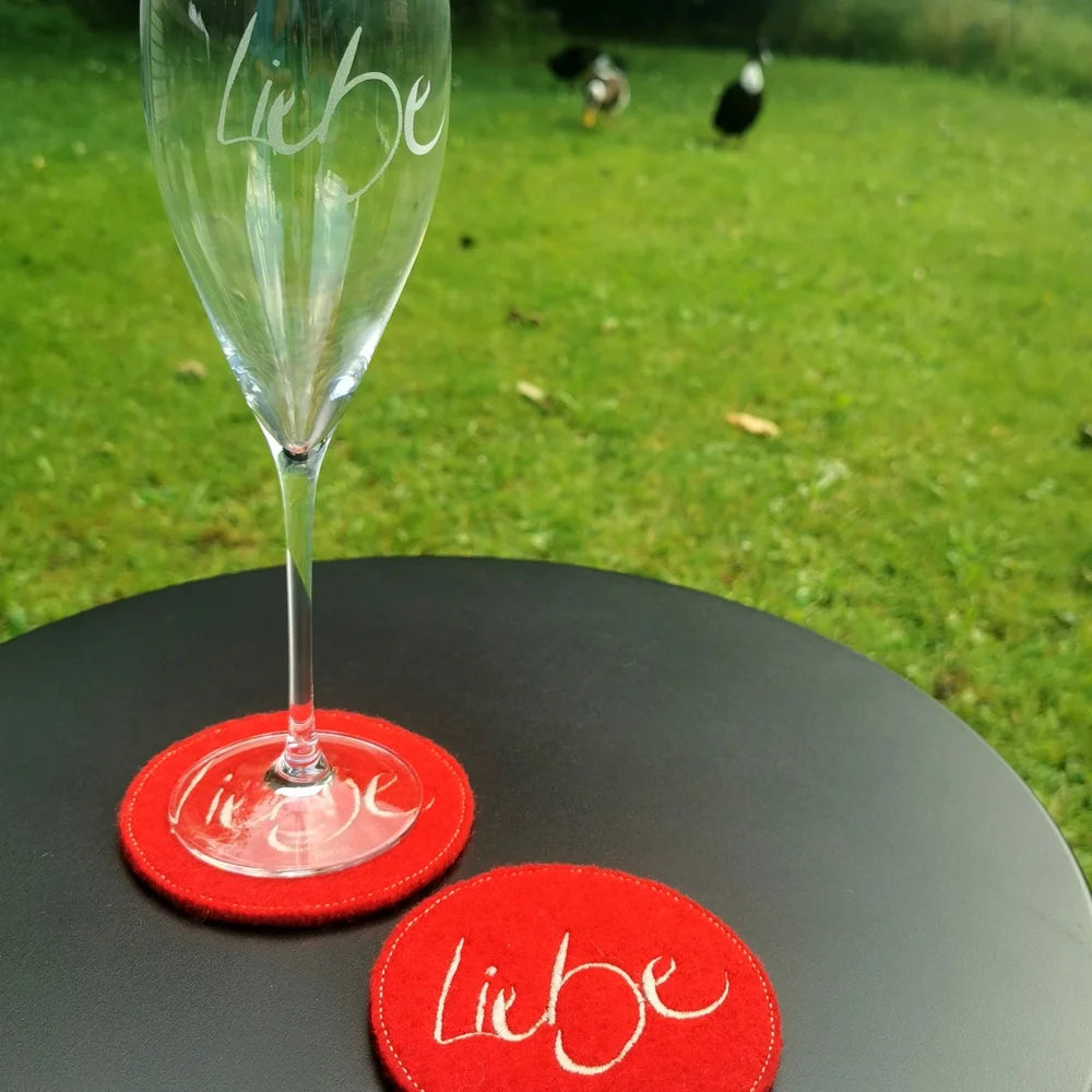 Glasuntersetzer „Liebe“ Rot kaufen – handgemachte Wollwalk-Unikate aus Tirol