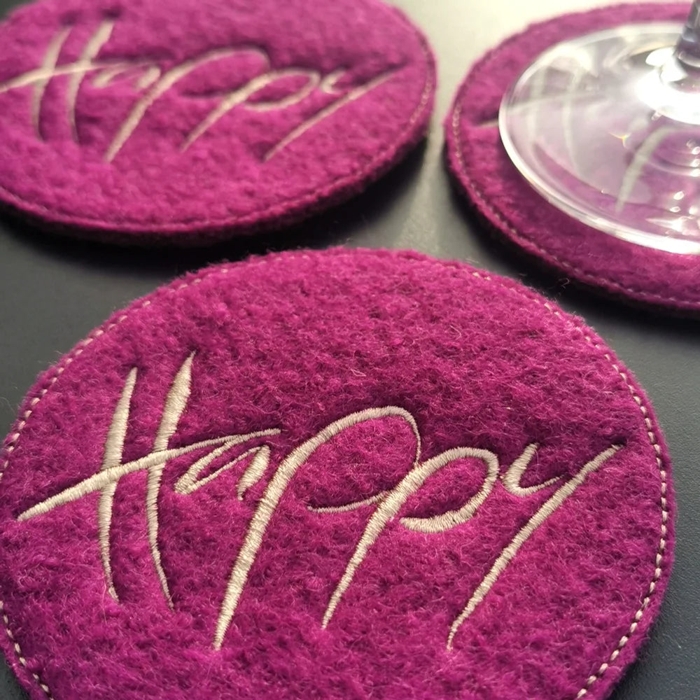 Achtsamkeits-Untersetzer „Happy“ – violette Glasuntersetzer aus Tiroler Wollwalk, limitiert und exklusiv