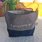 Graue Kosmetiktasche mit inspirierender Botschaft