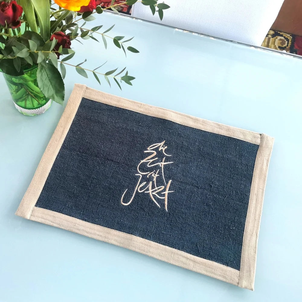 Handgemachtes Tischset aus Bauernleinen, „die Zeit ist Jetzt“ Stickerei von Sign by Jwala®, einzigartiges Geschenk und stilvolle Tischdekoration aus Tirol