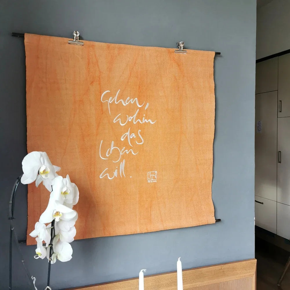 Wandteppich „Gehen, wohin das Leben will“ aus handgewebtem Bauernleinen, limitierter Haussegen von Sign by Jwala®, inspirierende Wanddekoration aus Tirol