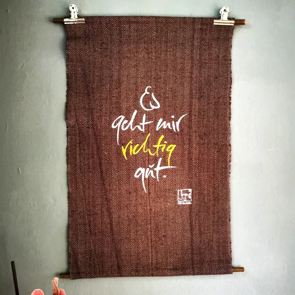 Wandteppich „Es geht mir richtig gut“, handgefertigter Haussegen aus Vintage Bauernleinen, spirituelle Wanddekoration von Sign by Jwala® online kaufen