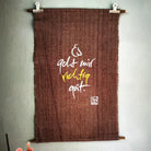 Wandteppich „Es geht mir richtig gut“, handgefertigter Haussegen aus Vintage Bauernleinen, spirituelle Wanddekoration von Sign by Jwala® online kaufen