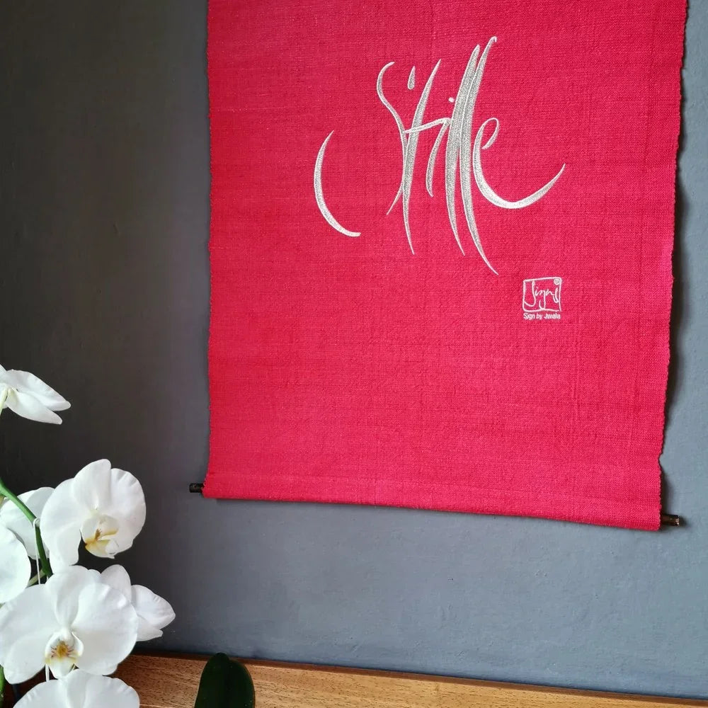Spiritueller Haussegen aus handgewebtem Bauernleinen, leuchtendes Himbeere, inspirierende Wandkunst für mehr Achtsamkeit und innere Ruhe