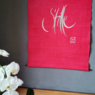 Spiritueller Haussegen aus handgewebtem Bauernleinen, leuchtendes Himbeere, inspirierende Wandkunst für mehr Achtsamkeit und innere Ruhe
