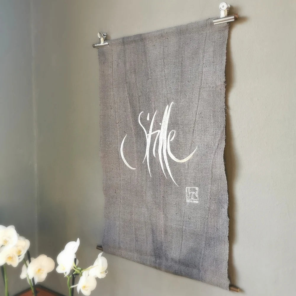 Spiritueller Haussegen „Stille“, handgemachter Wandteppich aus Vintage-Bauernleinen, einzigartige Wandkunst für dein Zuhause