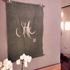 Wandteppich „Stille“ aus dunkelgrünem Vintage Bauernleinen, handgefertigter Haussegen mit Silberstickerei, spirituelle Wanddeko für mehr Ruhe und Kraft