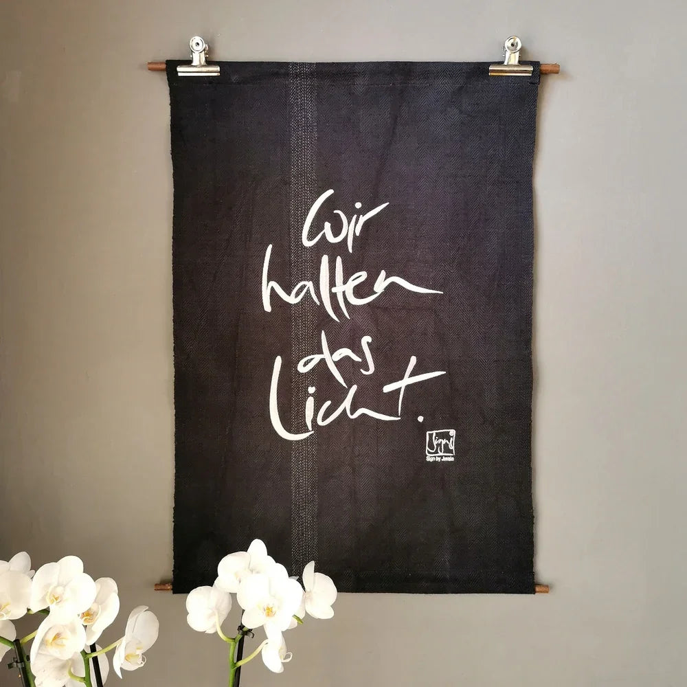 Wandteppich „Wir halten das Licht“, spiritueller Haussegen aus handgewebtem Vintage Bauernleinen, exklusive Wanddeko von Sign by Jwala® online kaufen